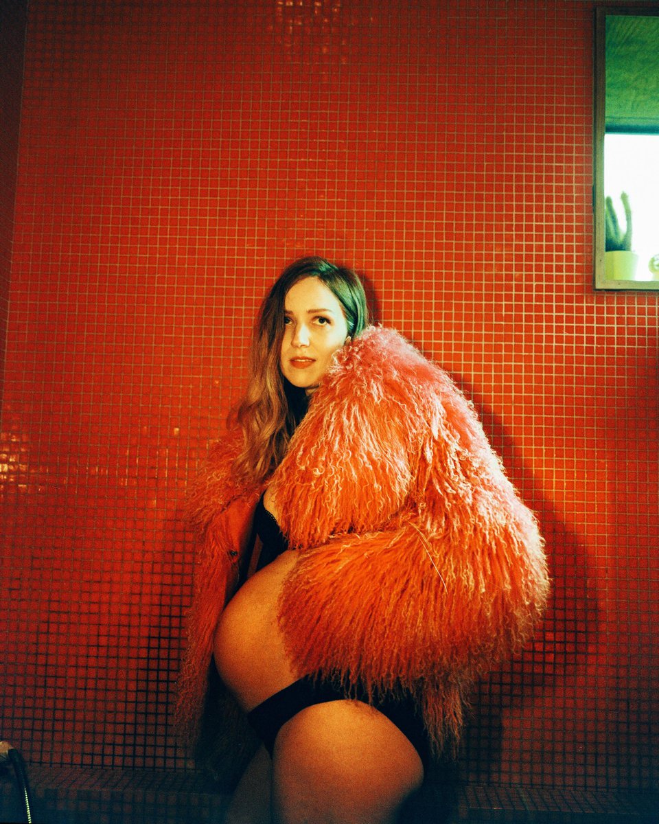 Dearest mooners, our album is currently sat at an outrageous number 6 in the charts. Which is just … mad. if you think about it. Motherhood can be so lonely but right now there are giant billboards of an unfiltered pregnant belly all over the country and our album about the joys