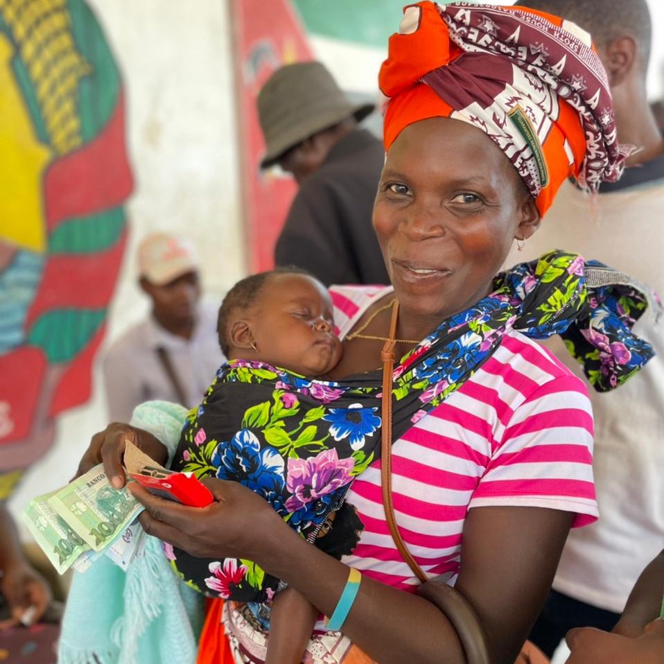 "Este valor vai ajudar a comprar comida para minha família" - Tonita Jararo, 28 anos.

Celebrando a semana da erradicação da pobreza, Tonita recebeu a sua segunda tranche do Apoio Social Directo Pós-Emergência em resposta à #COVID19.