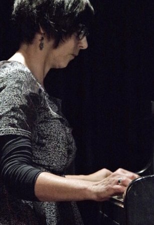 newjazzword's tweet photo. Going #1on1 w. #DirkSerries #guitar's metallic #tinge or #MartinaVerhoeven (pic:#SOConnor) #piano's dynamic #range on #Twofold #OnnoGovaert #drums projects a #mature mixture of #closeknit cohesive #ideas Review: https://t.co/BnOhAZhgDH
#Belgium #Holland #freemusic #improvjazz https://t.co/0h9GshoIvU