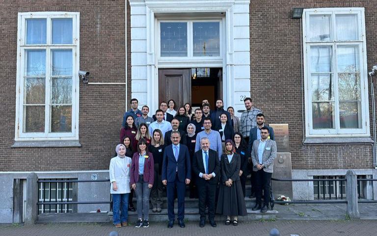 tcmeb's tweet photo. Bakan Özer, YLSY Bursuyla Hollanda’da Eğitim Alan Öğrencilerle Bir Araya Geldi

👉https://t.co/Zj3AmUvhqa https://t.co/6PhF31sLCK
