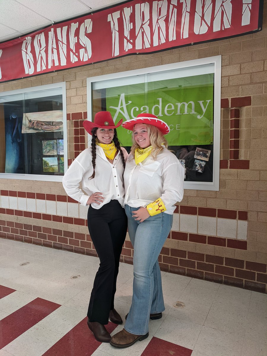 chs_smcps's tweet photo. Looking sharp seniors! https://t.co/zO1ld9BCgm