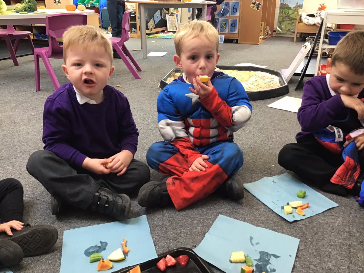 aspear_'s tweet photo. Yummy! We have been trying lots of healthy food this morning in early years. Strawberries and melon was our favourite to eat! 🍎 @leights81 @LauraLord35 https://t.co/g5FYqGvG2g