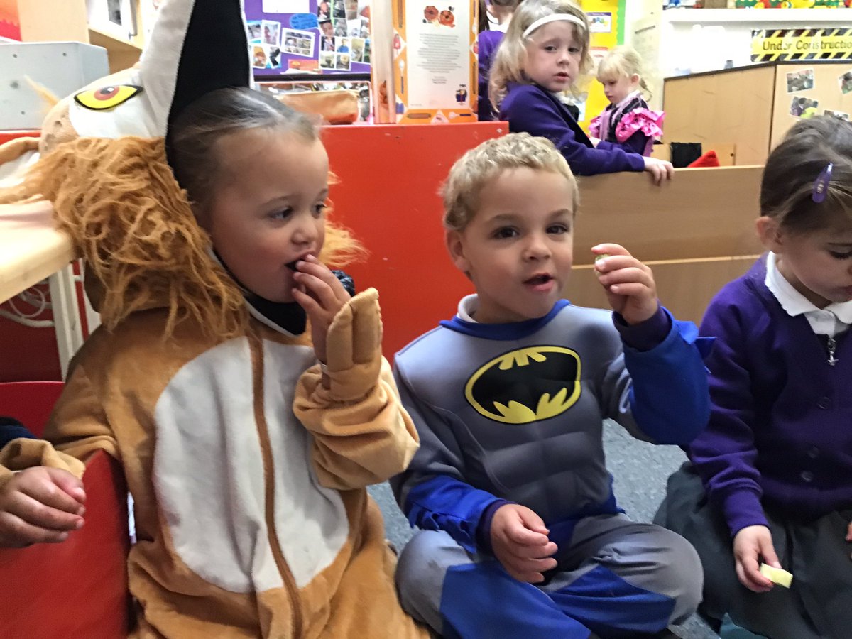 aspear_'s tweet photo. Yummy! We have been trying lots of healthy food this morning in early years. Strawberries and melon was our favourite to eat! 🍎 @leights81 @LauraLord35 https://t.co/g5FYqGvG2g