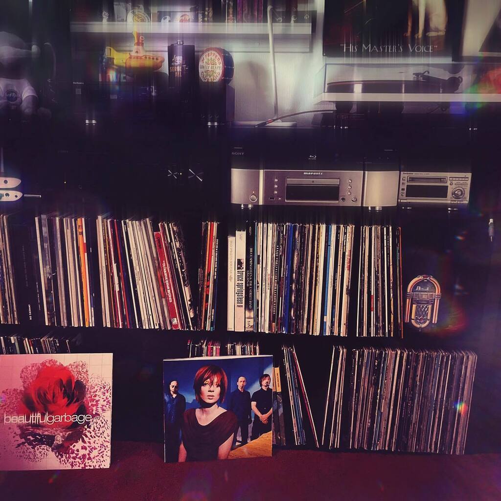 stevekelly11's tweet photo. #nowplaying #beautifulgarbage #garbage #stevesrecords #vinyl #Hipstamatic #Benedict #MidnightSunAS https://t.co/0EjDKQryQS