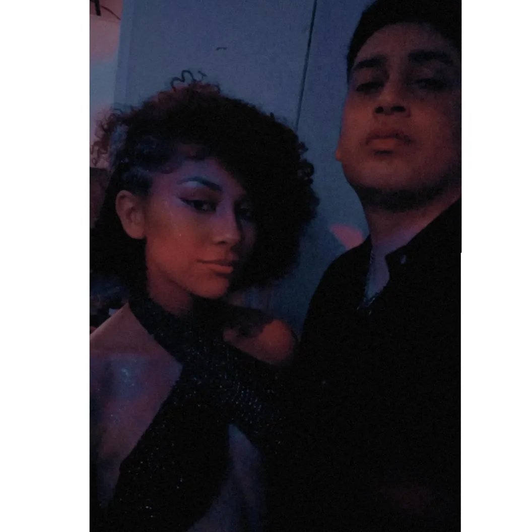 Rpriscilla_'s tweet photo. Amo cada ratito con el, amo cada sonrisa que me regala, amo cada una de sus miradas dulces. Pero sobre todo yo amo como me entiende, me abraza y consuela cuando no estoy bien, amo que sepa como solucionar cada planteo sin sentido que le hago, yo amo la madurez de su amor 🧡 https://t.co/GobzuyI70b