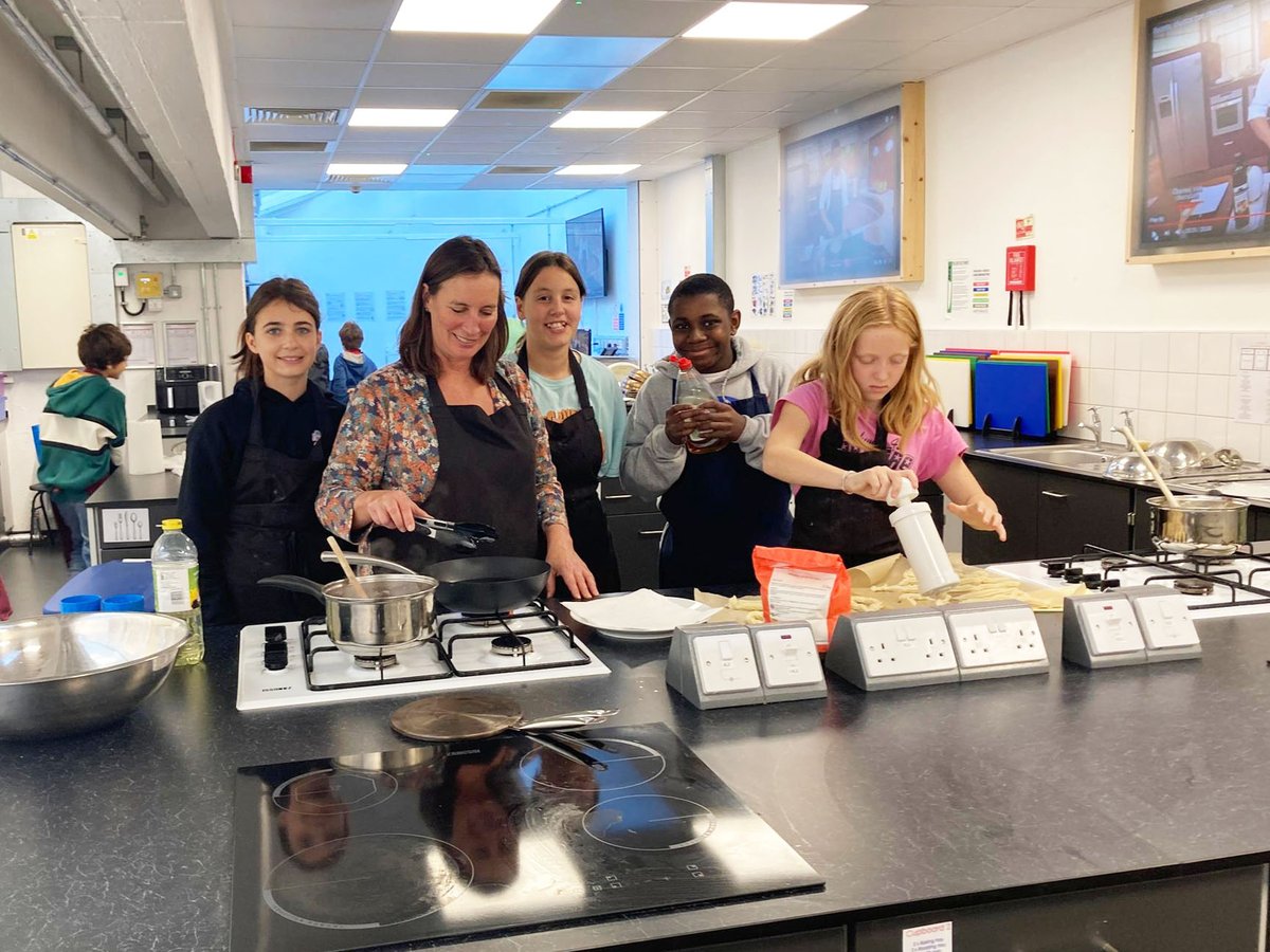 This time last week year 7s cooked up a storm in the languages extra-curricular cooking session after school. Students tried their hand at the famous and delicious spanish recipe – churros con chocolate and thoroughly enjoyed the experience!