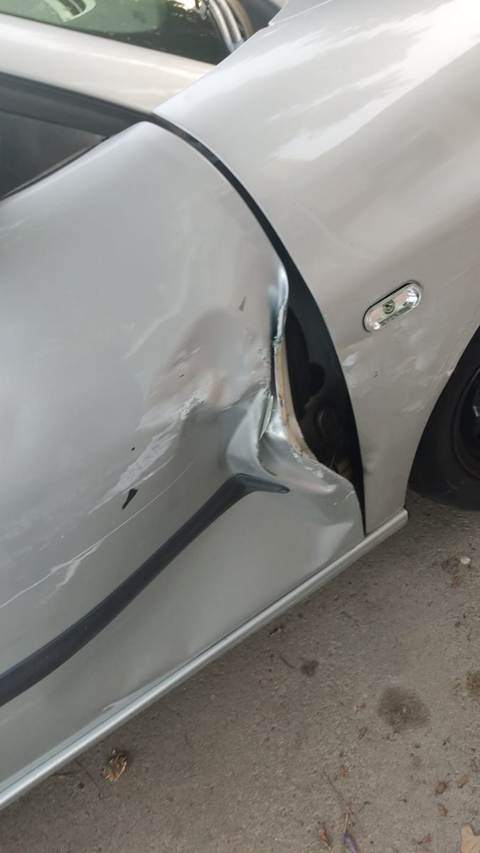 LAKIKI46 ASI ME DEJARON EL COCHE QUE ESTABA APARCADO EN MI PUERTA Y LA PERSONA QUE LO IZO NO TIENE NOMBRE NO DEJAR UNA NOTA QUE PARA QUE EL SEGURO LO Arreglé SEGURO QUE QUE TIENE MAS MEDIOS QUE YO SOLO LE DESEO QUE LE PAGUEN CON LA MISMA MONEDA QUE AMI,