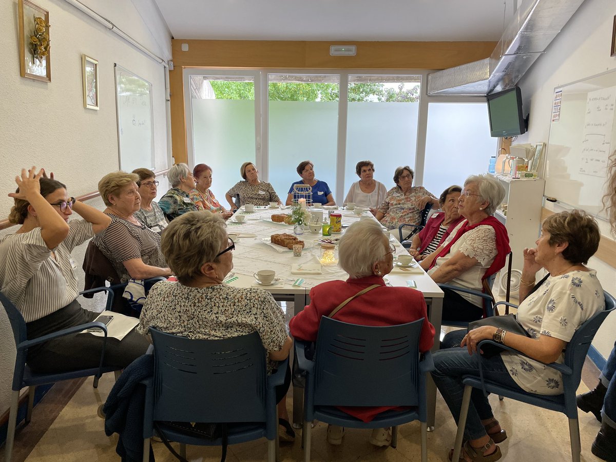 DSSLagunkoia's tweet photo. 1ºde los Café con Alexa en #Aterpea #Bidebieta para explorar en comunidad si los dispositivos de voz pueden ser una vía para acercar la tecnología a las personas que se sienten superadas por la digitalización creciente y q piensan que la  tecnología no es para ellas. https://t.co/rABGqG3Fm3