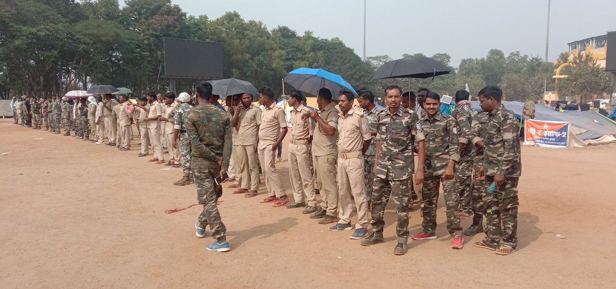KumarRa97089531's tweet photo. आदरणीय, 
मुख्यमंत्री महाेदय, सहायक पुलिस के दर्द काे समझिए कि कैसे एक सहायक पुलिस इतने कम मानदेय में जीवन यापन कर रहे है क्या संभव है? यदि सुनने वाला ही कान बंद कर ले ताे सुनाने वाले फ़रियाद लेकर कहाँ जाऐंगे। @HemantSorenJMM @The_FollowUp @INCJharkhand https://t.co/303FoxDjzT