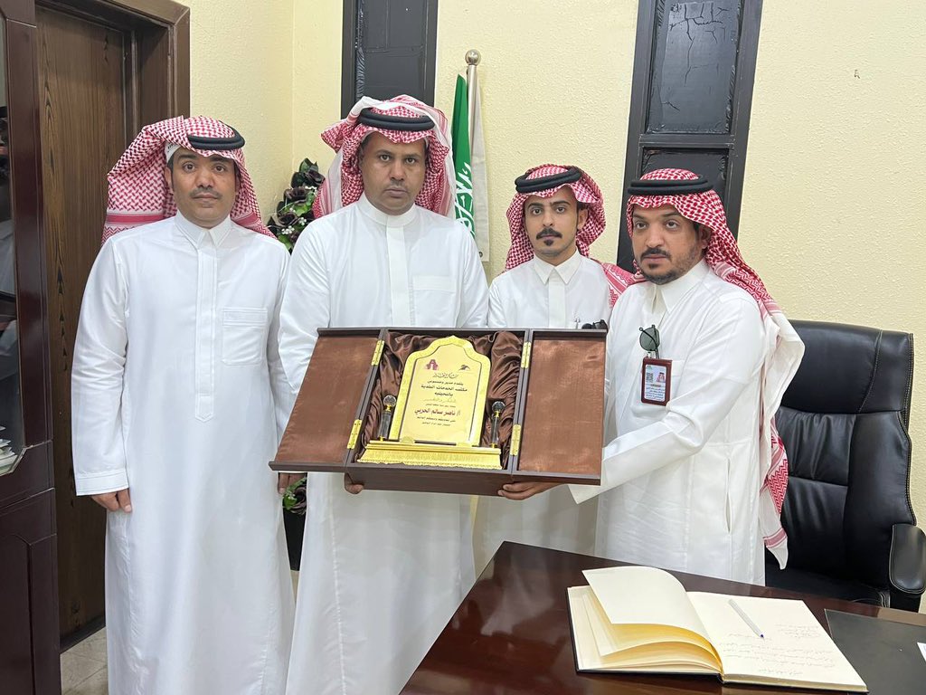 قام رئيس بلدية محافظة 
السليمي أ. ناصر سالم الحربي برفقة رؤساء الاقسام  بزيارة مكتب الخدمات البلدية بالنحيتية وذلك لتفقد سير العمل والإطلاع على الخدمات البلدية التي يقوم بها المكتب وقد تخللها جولات ميدانية لبعض للمواقع 
كما زار مركز النحيتية.