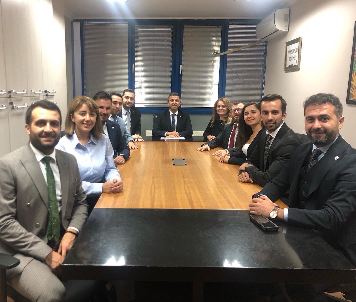 kocaelibarosu's tweet photo. Kocaeli Barosu 37. Olağan Genel Kurulu sonrası Kocaeli Barosu yönetim kurulu ilk toplantısı 19.10.2022 Çarşamba günü yapıldı. Divan kurulu, Başkan Yardımcısı Av. Kadir Caner KARAKADILAR, Genel Sekreter Av. Nuriye YILMAZ, Sayman Av. Tamer EJDEROĞLU' ndan teşekkül etti. https://t.co/vmfQv1TpAs