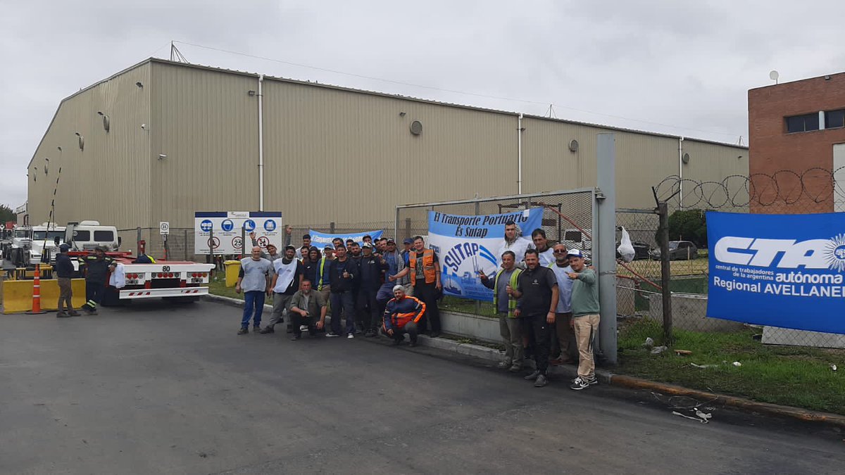 PrensaSutap's tweet photo. Nos encontramos en ESTADO DE ALERTA Y MOVILIZACIÓN CON QUITE DE COLABORACIÓN en EXOLOGISTICA S.A. Seguimos luchando por el respeto de los derechos de los trabajadores! @IDC_Dockers @Exolgan https://t.co/l8niwakN6C