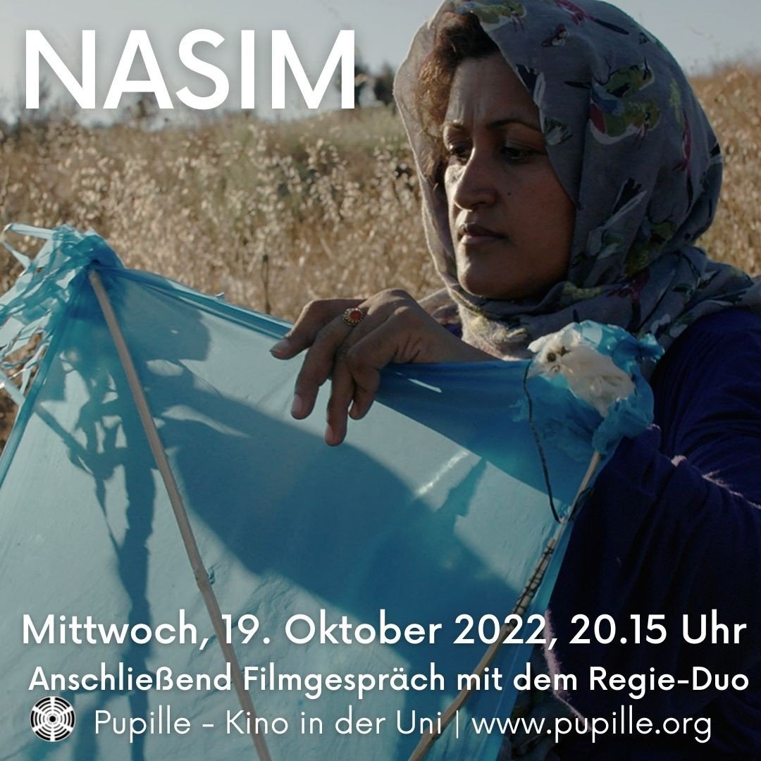 Nasim hält vor einem Feld einen blauen Papierdrachen in der Hand.<br><br>Text:<br><br>NASIM<br><br>Mittwoch, 19. Oktober 2022, 20:15 Uhr<br>Anschließend Filmgespräch mit dem Regie-Duo<br>Pupille - Kino in der Uni | www.pupille.org