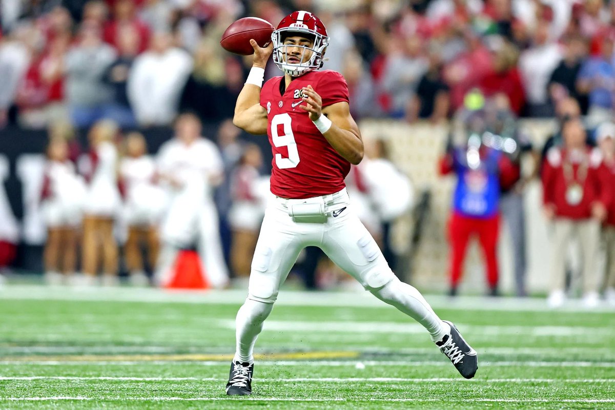 kyronsamuels's tweet photo. greatest quarterback run in college football history. might be something we never see again. https://t.co/TRhcQSZq42