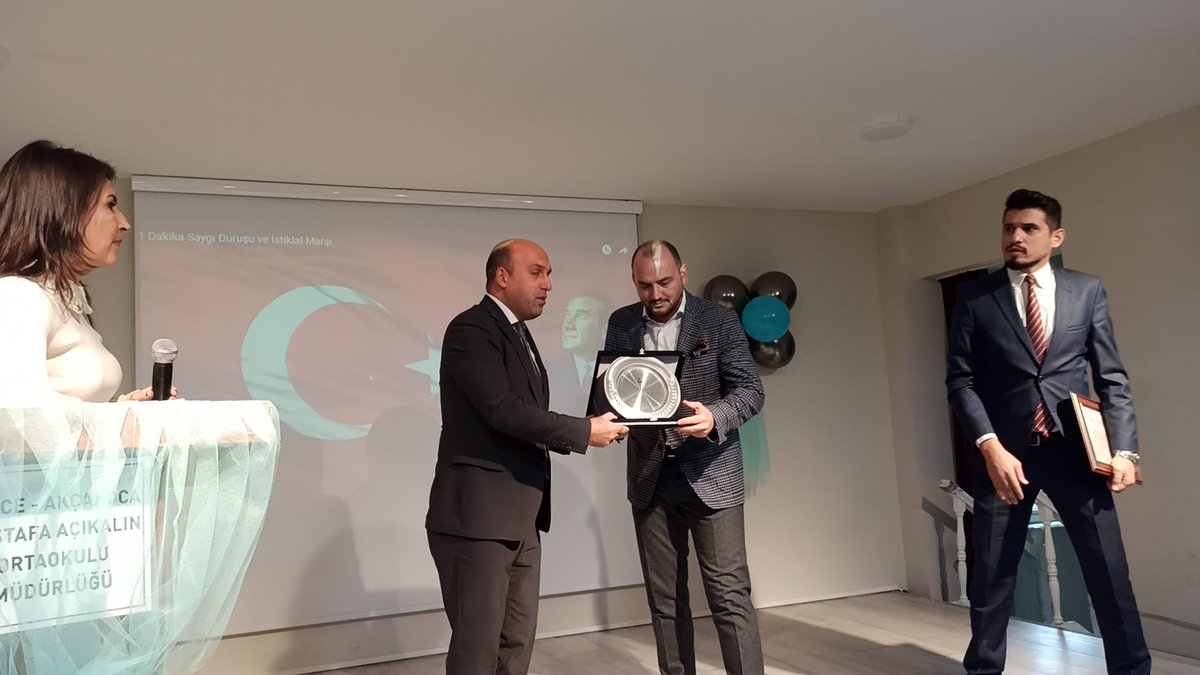 TCAkcakocaKymkm's tweet photo. Kaymakamımız Sayın Mustafa CAN, Akçakoca Mustafa Açıkalın Ortaokulu’nda hayırsever İş insanı Burhan ÖZDEMİR tarafından yaptırılan, emekli ilkokul öğretmeni Zehra Orhan’ın isminin verildiği Konferans Salonunun açılışına katıldı.Kaymakamımız Sn. Burhan ÖZDEMİR’e plaket takdim etti https://t.co/0PThn1JUsd