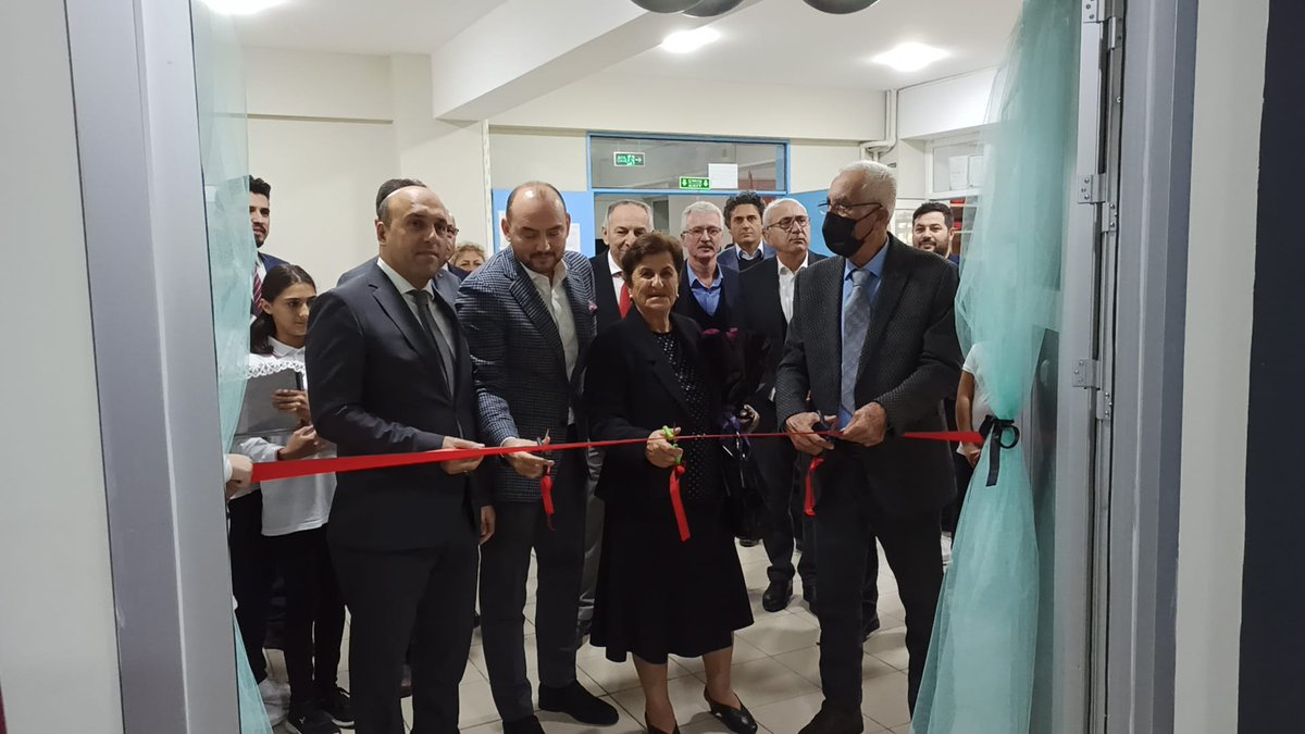 TCAkcakocaKymkm's tweet photo. Kaymakamımız Sayın Mustafa CAN, Akçakoca Mustafa Açıkalın Ortaokulu’nda hayırsever İş insanı Burhan ÖZDEMİR tarafından yaptırılan, emekli ilkokul öğretmeni Zehra Orhan’ın isminin verildiği Konferans Salonunun açılışına katıldı.Kaymakamımız Sn. Burhan ÖZDEMİR’e plaket takdim etti https://t.co/0PThn1JUsd