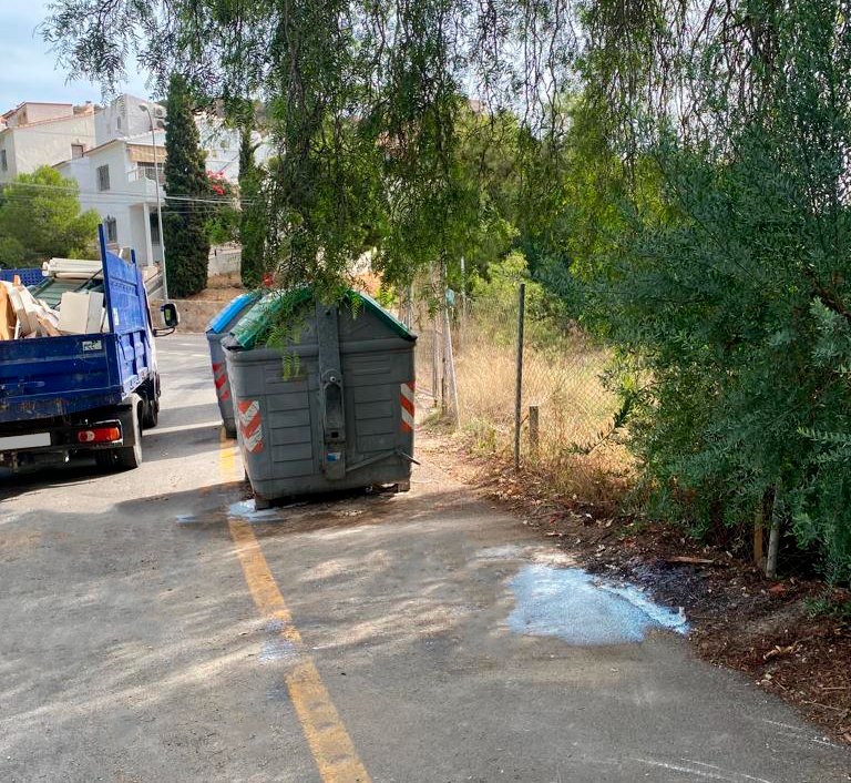 🙅‍♂️ Los equipos de <a href="/FCC_MA/">FCC Medio Ambiente</a> retiran los restos y enseres de una nueva acción incívica en la Calle Londres con Córdoba. ❌

💁‍♂️ Existe un servicio gratuito de recogida de voluminosos llamando al 965 63 12 82 📲