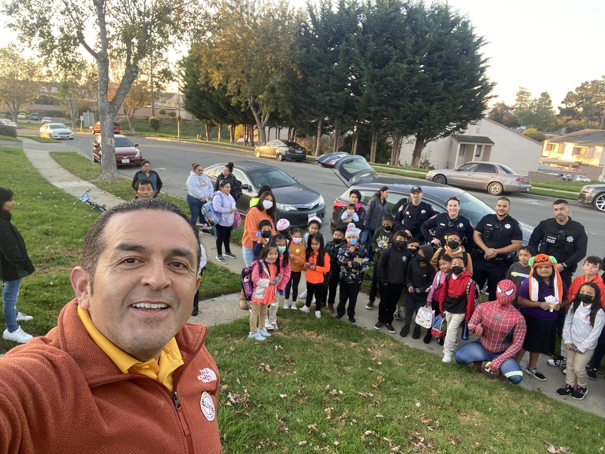 DrMLKJrAcademy's tweet photo. Another successful Walk to School Day. #MLKMonarchpride #alisalstrong https://t.co/0plnjr9PL9