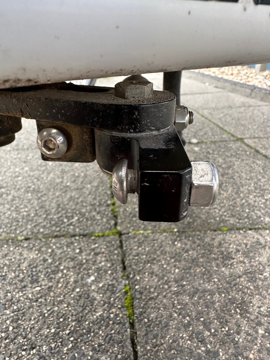 Hallo #bullitt #cargobike Bubble, kurze Frage: Muss ich mir bezüglich der Schrauben am Lenkgestänge Sorgen machen? Hier kann man den Abstand auch sehen: velojournal.ch/aktuell/nachri…