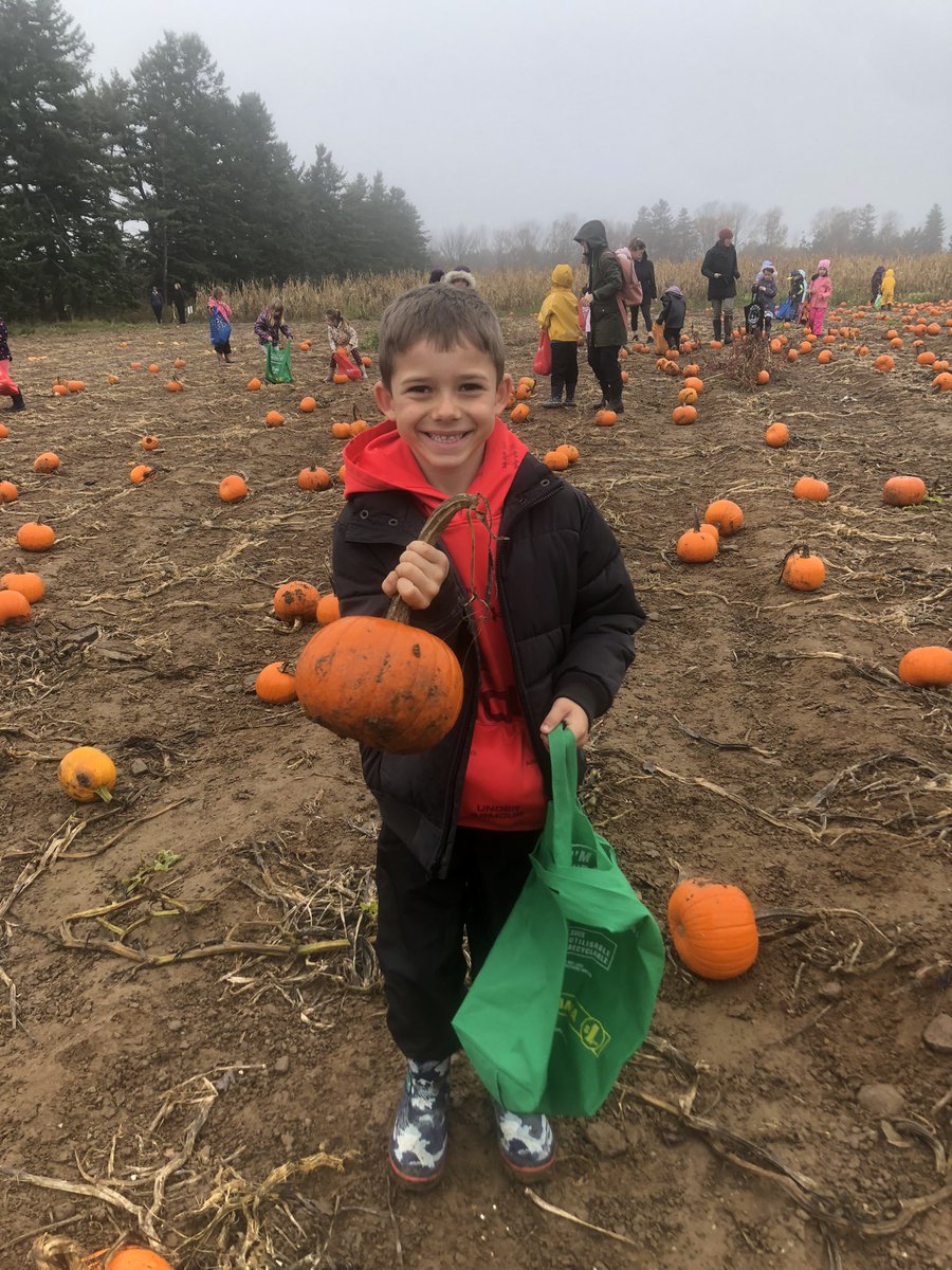 Made the best of a rainy day @hanksfarm, with the Donkin School crew! <a href="/CBVRCE_NS/">CB-VRCE_NS</a>, <a href="/cbvrce_pe/">Mary Lou</a>, <a href="/taphens/">taphens</a>