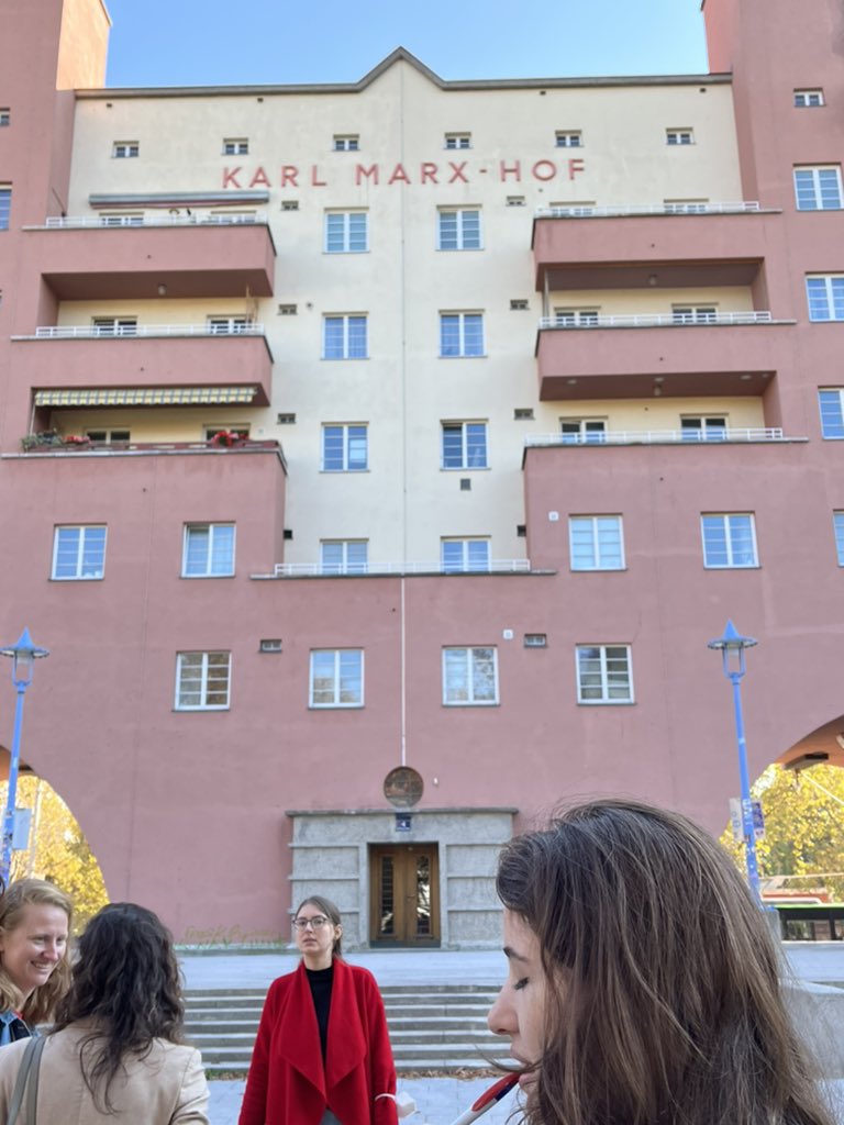 Indiawaltonbflo's tweet photo. Social housing is one of the many successes of the Social Democrats in Vienna. They were designed with an eye toward maintaining health through the lifespan. It’s typical for them to have large courtyards, swimming pools, and other amenities
#wheninWien https://t.co/hZizc40AHe
