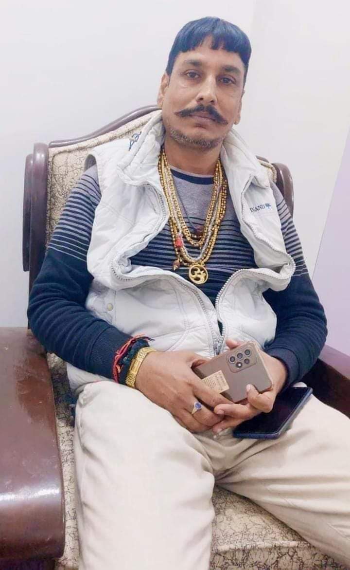 BabhanPolitics's tweet photo. समाज के लिए अत्यंत दुखद: घटना....
 
हरनौत प्रखंड के दैली पंचायत के #वर्तमान_मुखिया__लाल_सिंह जी को पटना में आज सुबह दिनदहाड़े अपराधियों के द्धारा दर्जनों गोली मार कर हत्या कर दिया गया। https://t.co/PeTZPBcnuP