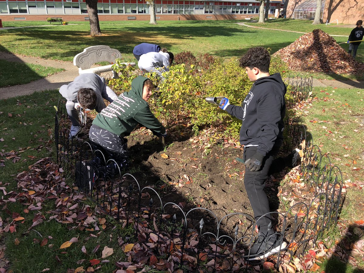 WheatleySchool's tweet photo. Beautifying our grounds benefits our school community! #DOSL #ewlearns https://t.co/Hq8ESAqDTD