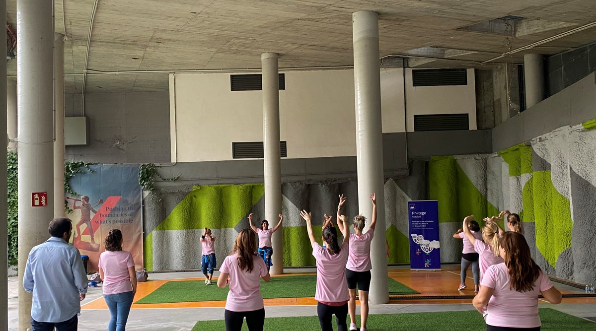 AXASegurosEs's tweet photo. 🗓 Hoy hemos tenido una sesión de zumba en nuestra sede de Madrid para concienciar sobre la importancia de la prevención en la lucha contra el cáncer de mama, porque #elrosaesmásqueuncolor 

#DíaMundialContraElCáncerDeMama #AXAHealthyDays https://t.co/LWESuOY0tt