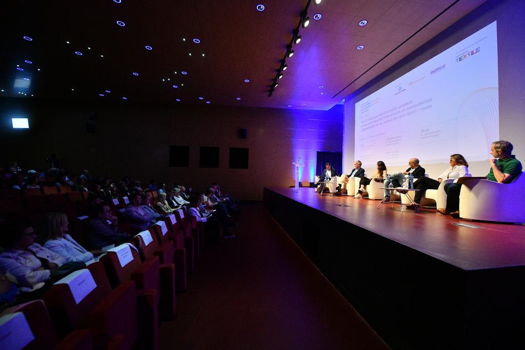 TecnoCampus's tweet photo. 🕒Hora de la #taularodona moderada per David Garcia, de @modaccat🔝 amb:
🗣Maria José Badrinas (@mjbadrinas) - #FinsaJob
🗣Joan Santamaria - @hilaturasarnau
🗣Marcos Guasch - #TEXIA
🗣Raquel Bernadas - #OriginalBuff
🗣Pim Esperalba - @BOBOCHOSES
#InnovacióTèxtil https://t.co/oeCaHjlsJN
