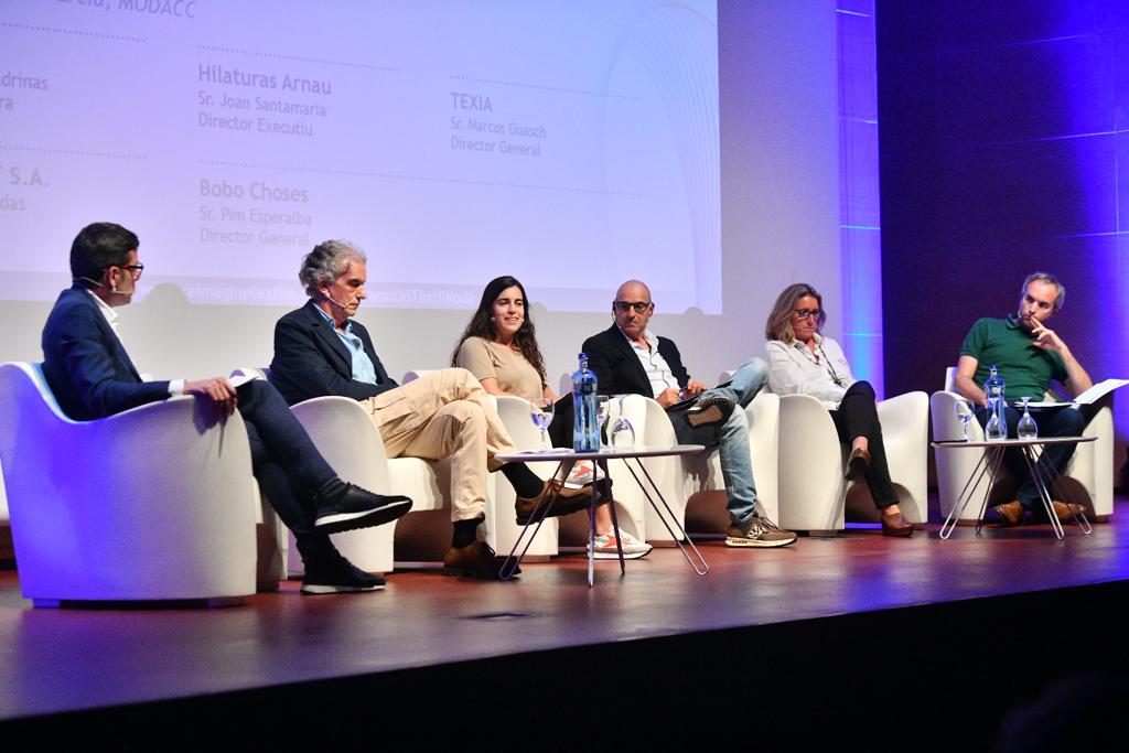 TecnoCampus's tweet photo. 🕒Hora de la #taularodona moderada per David Garcia, de @modaccat🔝 amb:
🗣Maria José Badrinas (@mjbadrinas) - #FinsaJob
🗣Joan Santamaria - @hilaturasarnau
🗣Marcos Guasch - #TEXIA
🗣Raquel Bernadas - #OriginalBuff
🗣Pim Esperalba - @BOBOCHOSES
#InnovacióTèxtil https://t.co/oeCaHjlsJN