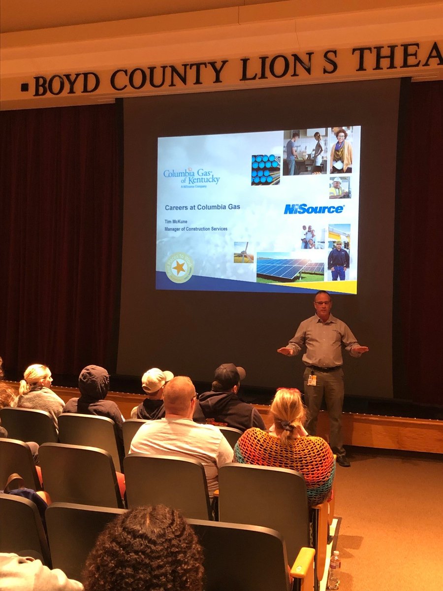 ColumbiaGasKY's tweet photo. Construction Manager Tim McKune talked to students in the  @JAGkyBCHS program about careers in the natural gas industry and his 33 years of service at our company. We commend @BCPSdistrict for their work to prep students for a bright future. We ❤️ your energy! https://t.co/oPIspxup2Y