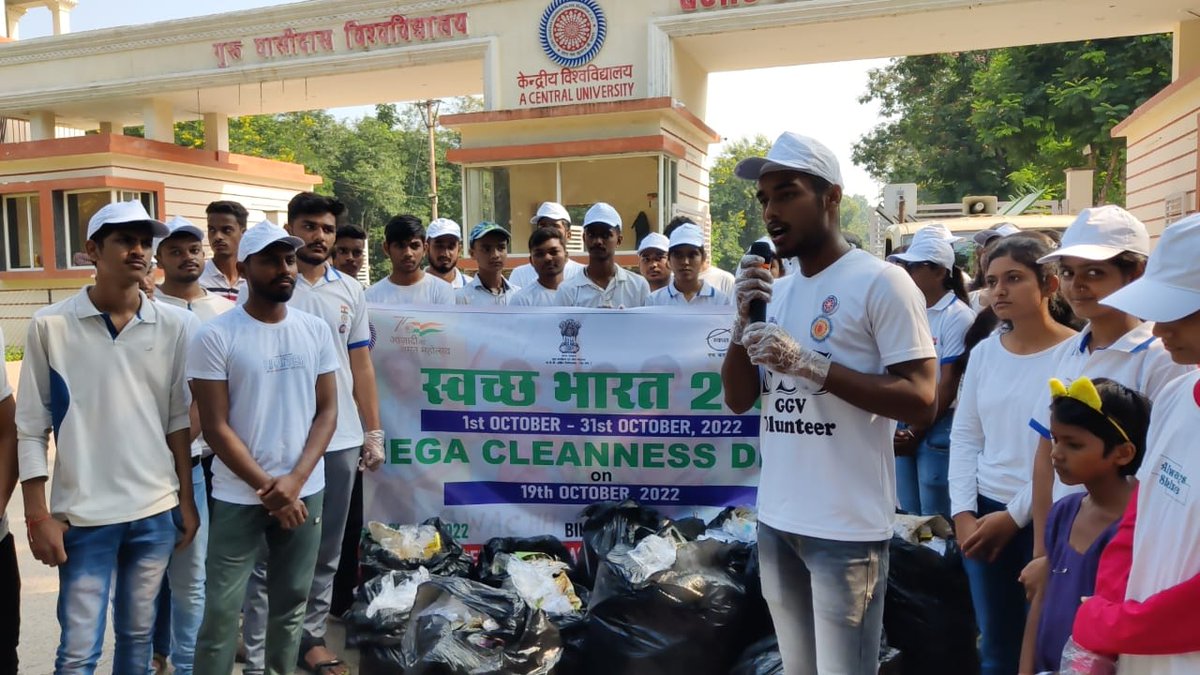 nssggcuCG's tweet photo. Today under Mega Cleanliness Drive @nssggcuCG has collected more than 300 kg Single use plastic and garbage. Some glimpses
#CleanIndia2 #CleanIndiaWithNSS
@Yasministry
@ianuragthakur
@_NSSIndia
@NSSRDBhopal
@Pankajsinghips
@askabir_
@chakrawalalok 
@ggv_smc https://t.co/77bHQGkhQn