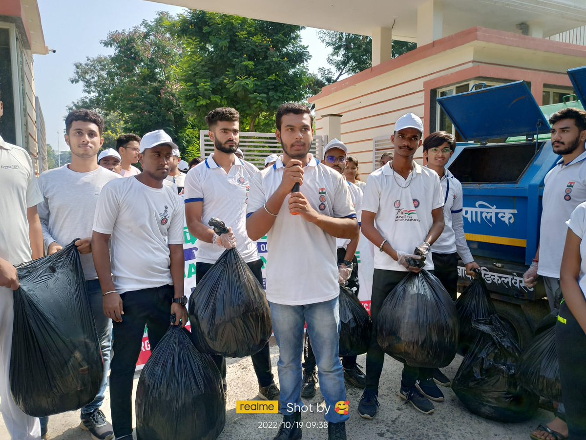 nssggcuCG's tweet photo. Today under Mega Cleanliness Drive @nssggcuCG has collected more than 300 kg Single use plastic and garbage. Some glimpses
#CleanIndia2 #CleanIndiaWithNSS
@Yasministry
@ianuragthakur
@_NSSIndia
@NSSRDBhopal
@Pankajsinghips
@askabir_
@chakrawalalok 
@ggv_smc https://t.co/77bHQGkhQn