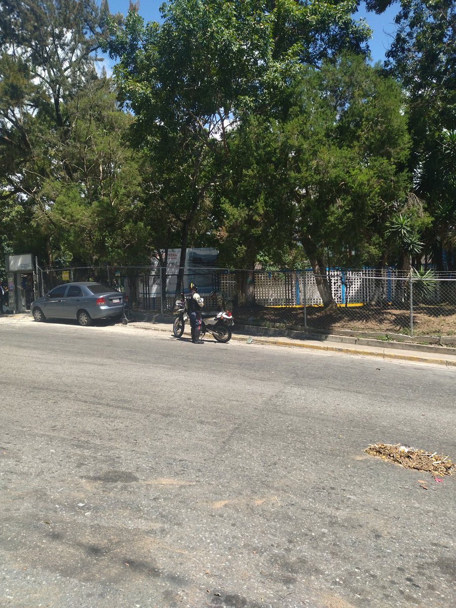 jogoncon's tweet photo. Por enésima vez las autoridades desalojan al personaje y a los motorizados que se colocan pegados a la pared y linderos del edificio Siglo XXI, frente a Hidrocapital en Macaracuay. Que molestan a la comunidad. Hay que buscar una solución definitiva https://t.co/UgBnxipdrL