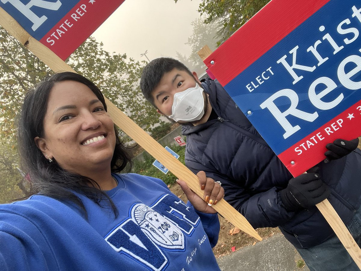 KristineMReeves's tweet photo. We kicked off “Ballots 🗳 Hitting Your 📬” today by 👋🏽 at our neighbors!
We will be on the corner of 320th & 1st Ave every weekday morning from 7-8:30 until Election Day (11/8) reminding folks to vote!
Join us or 👋🏽 on your way to work!
#rightfitfederalway #20daysleft https://t.co/jJqIkCpoMd