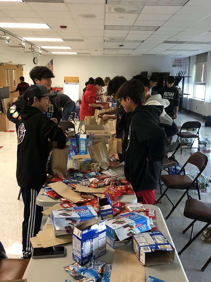 WheatleySchool's tweet photo. Making snack bags for the INN (Interfaith Nutrition Network)! #DOSL #ewlearns https://t.co/aO8C1kLBIa