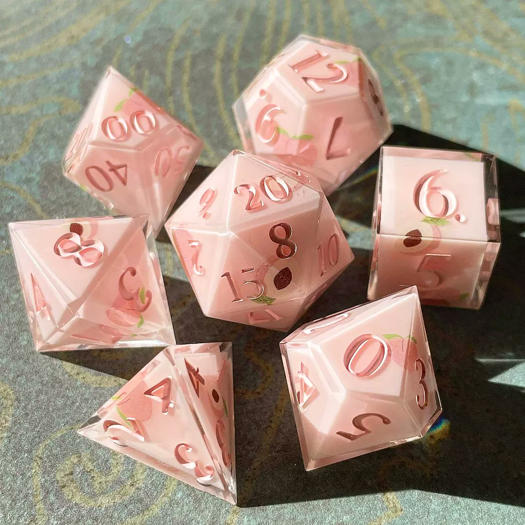 🍑 Peach Gummy GIVEAWAY 🍑
Alright folks, it's the 1K #giveaway!

To enter for a chance at this 7pc set, you must:
1. Follow me
2. Like this tweet
3. RT/QT this tweet

Open internationally until 25/10 18:00BST, winner pays shipping! 🍑 Thank you all so much <3
#dice #dnd
