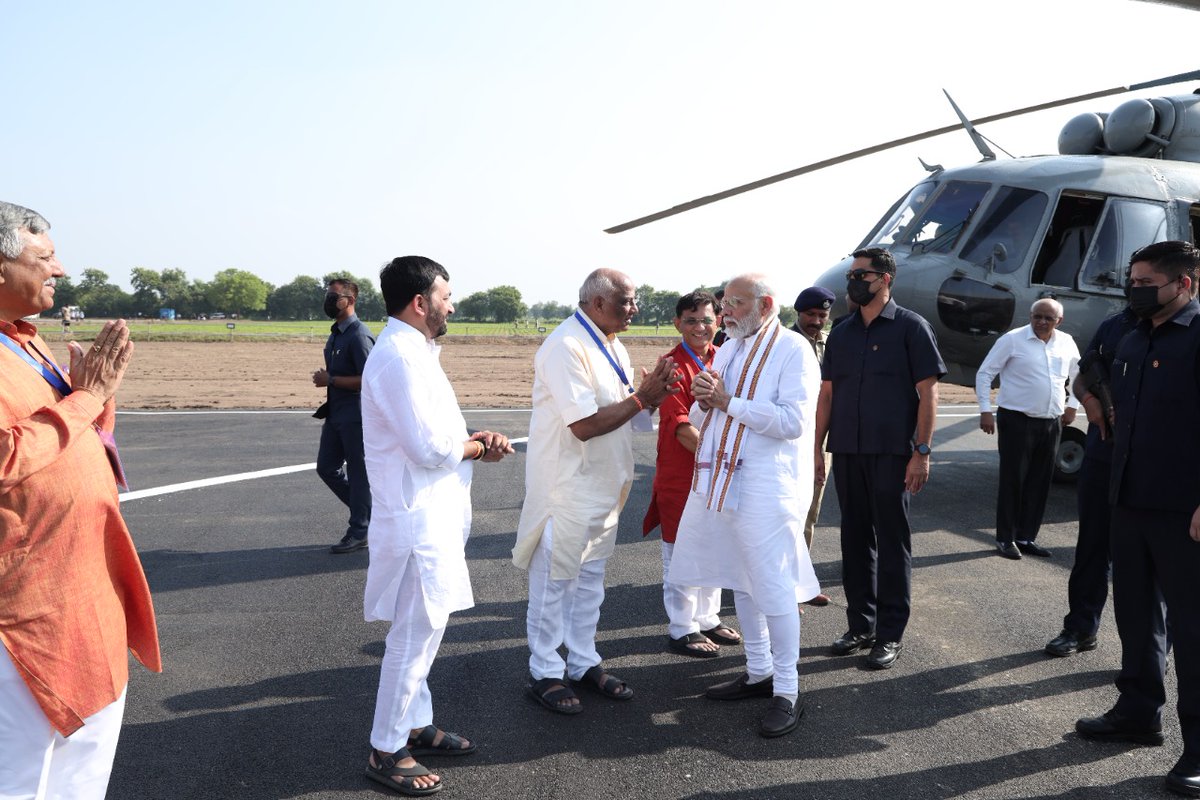ZaveriBhai's tweet photo. ગુજરાતના પનોતા પુત્ર અને ભારતના યશસ્વી વડાપ્રધાન આદરણીય શ્રી નરેન્દ્રભાઇ મોદી સાહેબનું સોરઠની પાવનધરા પર હાર્દિક સ્વાગત કરેલ.@narendramodi @BJP4Gujarat @BJP4India @CRPaatil https://t.co/GaND6jMHlK