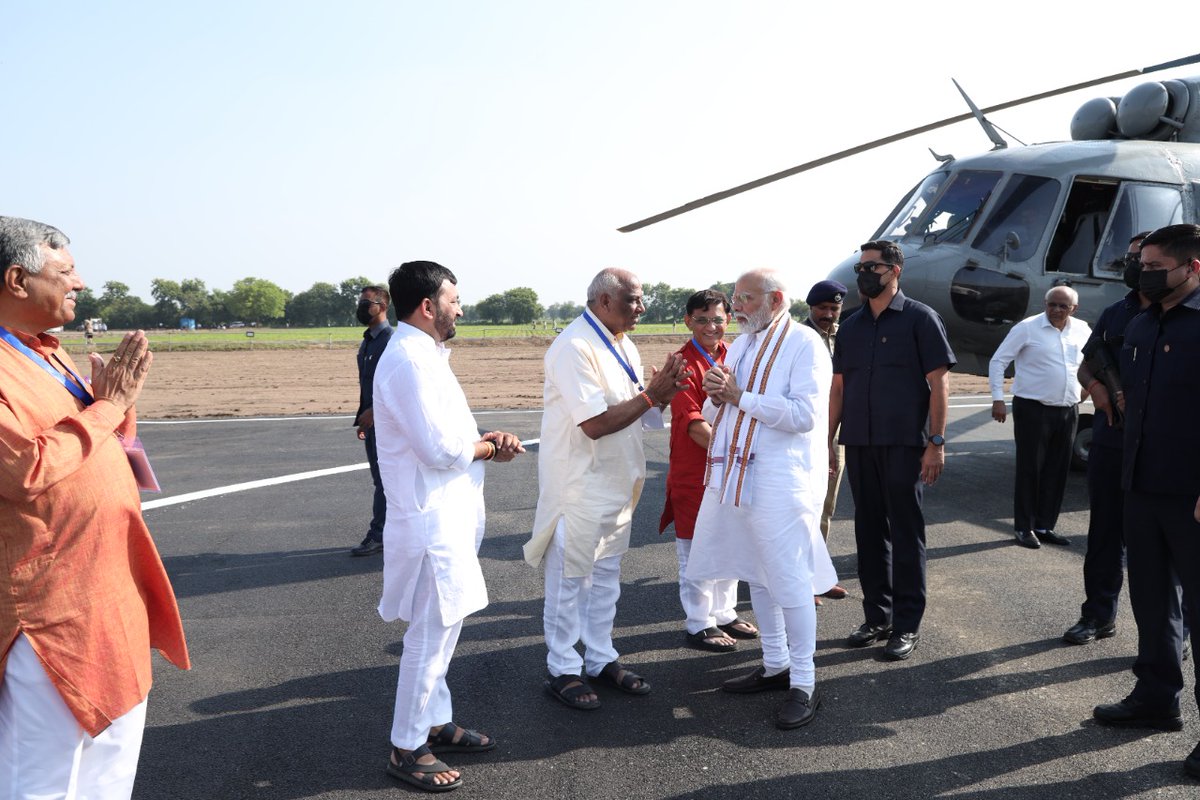 ZaveriBhai's tweet photo. ગુજરાતના પનોતા પુત્ર અને ભારતના યશસ્વી વડાપ્રધાન આદરણીય શ્રી નરેન્દ્રભાઇ મોદી સાહેબનું સોરઠની પાવનધરા પર હાર્દિક સ્વાગત કરેલ.@narendramodi @BJP4Gujarat @BJP4India @CRPaatil https://t.co/GaND6jMHlK