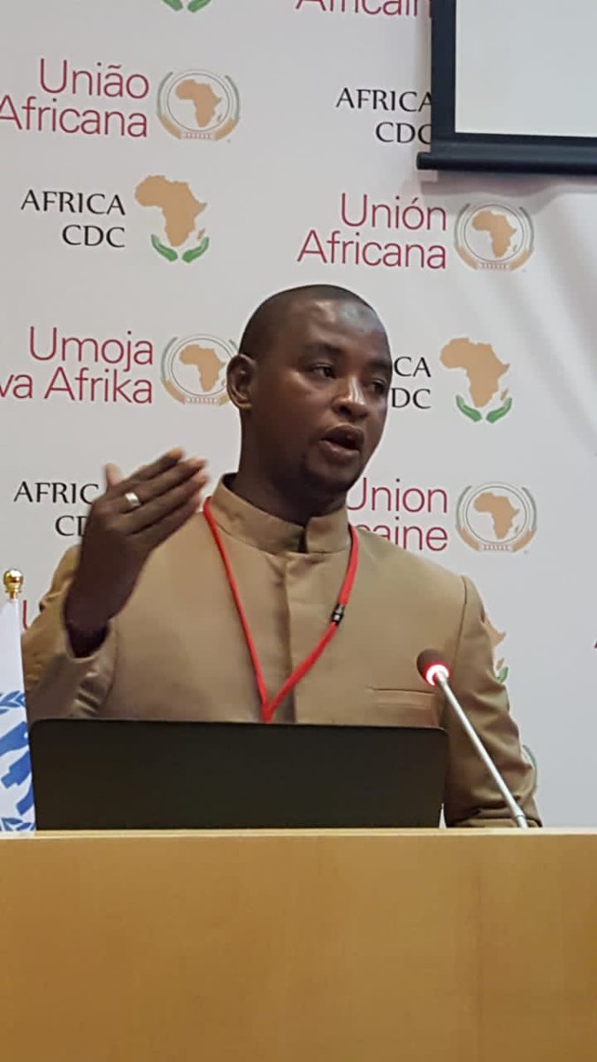 MeddGuinee's tweet photo. 🌳#MEDD🇬🇳
Pour le séminaire des Etats de la #CEDEAO sur le renforcement des capacités sur l'utilisation du système africain d'alerte #précoce #multirisques, la 🇬🇳 représenté par Alhassane Barry, Directeur du #CNGCUE a présenté ce 18 oct. notre modèle de système d'alerte précoce. https://t.co/FU99dbQXdx