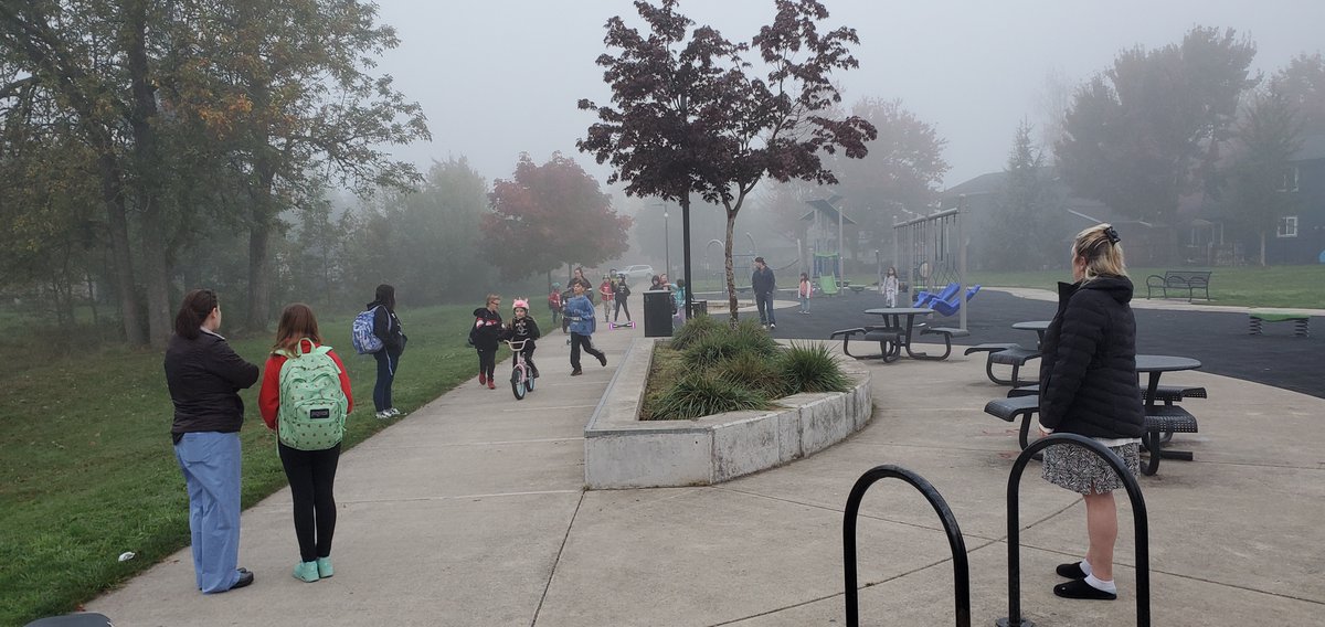 EugSpSRTS's tweet photo. We had an awesome Walk &amp; Roll event at Page Elementary in Springfield. 119 people participated! *Much* less car traffic at the school, so everybody benefited🥰
#Walkandroll #internationalwalktoschoolday #saferoutestoschool https://t.co/lE7q3OQLZb