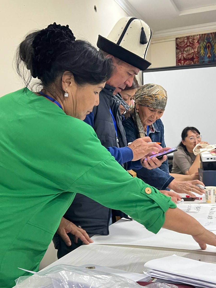 NoshadiSara's tweet photo. Our on-going trainings in ethno-design and entrepreneurship in #Margilan for 60 craftspeople from across Uzbekistan.
Moving from handicraft to creative industries.
#Atlas_Bayrami
#SupportCreativity
#CreativeEconomy https://t.co/DMIEHCxmZc
