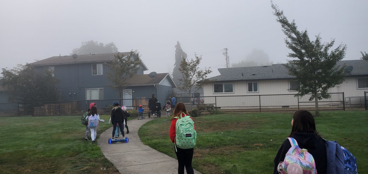 EugSpSRTS's tweet photo. We had an awesome Walk &amp; Roll event at Page Elementary in Springfield. 119 people participated! *Much* less car traffic at the school, so everybody benefited🥰
#Walkandroll #internationalwalktoschoolday #saferoutestoschool https://t.co/lE7q3OQLZb