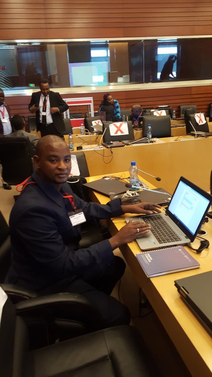 MeddGuinee's tweet photo. 🌳#MEDD🇬🇳
Pour le séminaire des Etats de la #CEDEAO sur le renforcement des capacités sur l'utilisation du système africain d'alerte #précoce #multirisques, la 🇬🇳 représenté par Alhassane Barry, Directeur du #CNGCUE a présenté ce 18 oct. notre modèle de système d'alerte précoce. https://t.co/FU99dbQXdx