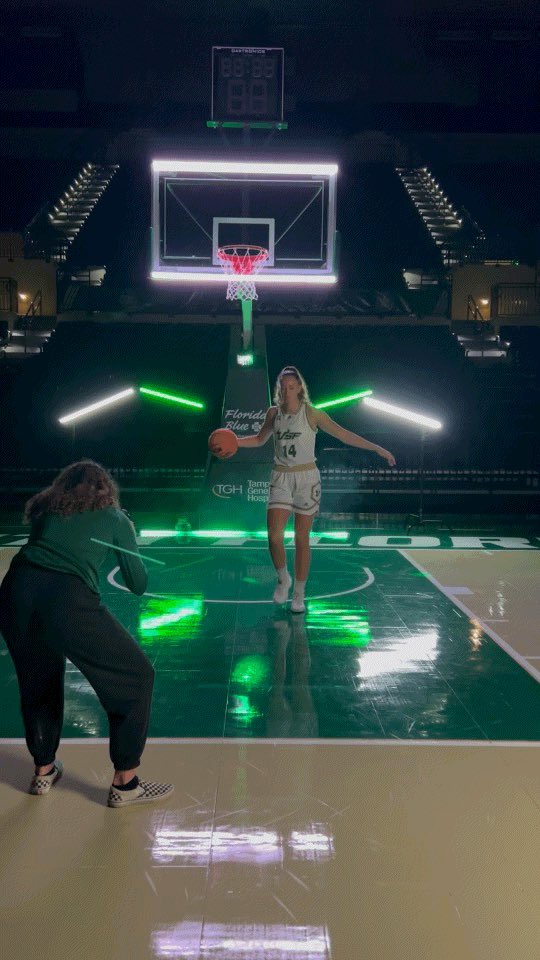 USFWBB's tweet photo. Photo Shoot Day Part 🤘⁦

@emmaamelina⁩

#HornsUp🤘 | #RunWithUs https://t.co/BmlXcsJeGO