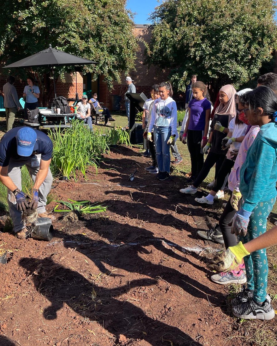 GbwTeam6's tweet photo. 6th graders volunteered to help with the revitalize, restore, and replant watershed project! @GBW_ES #greenthumbs https://t.co/ImQ2OWHE20