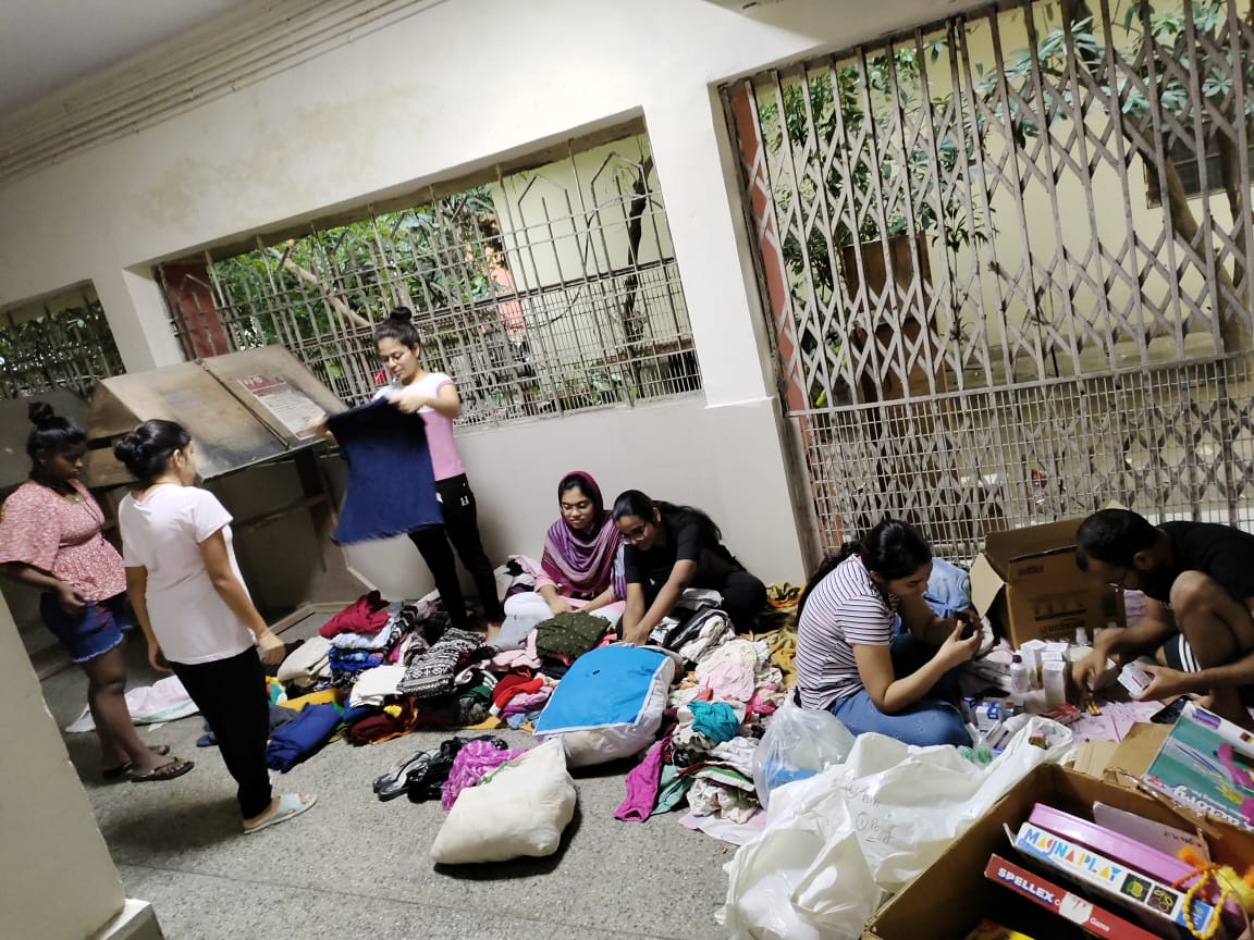 hands_thathelp's tweet photo. Kudos to the students for sorting another pile of clothes.🔥🔥 These will be distributed soon to the needy people.😄😄 @Mamc_ama @GurukoolM @hands_thathelp @Neelam21183701 https://t.co/P9hYu0Gvtj