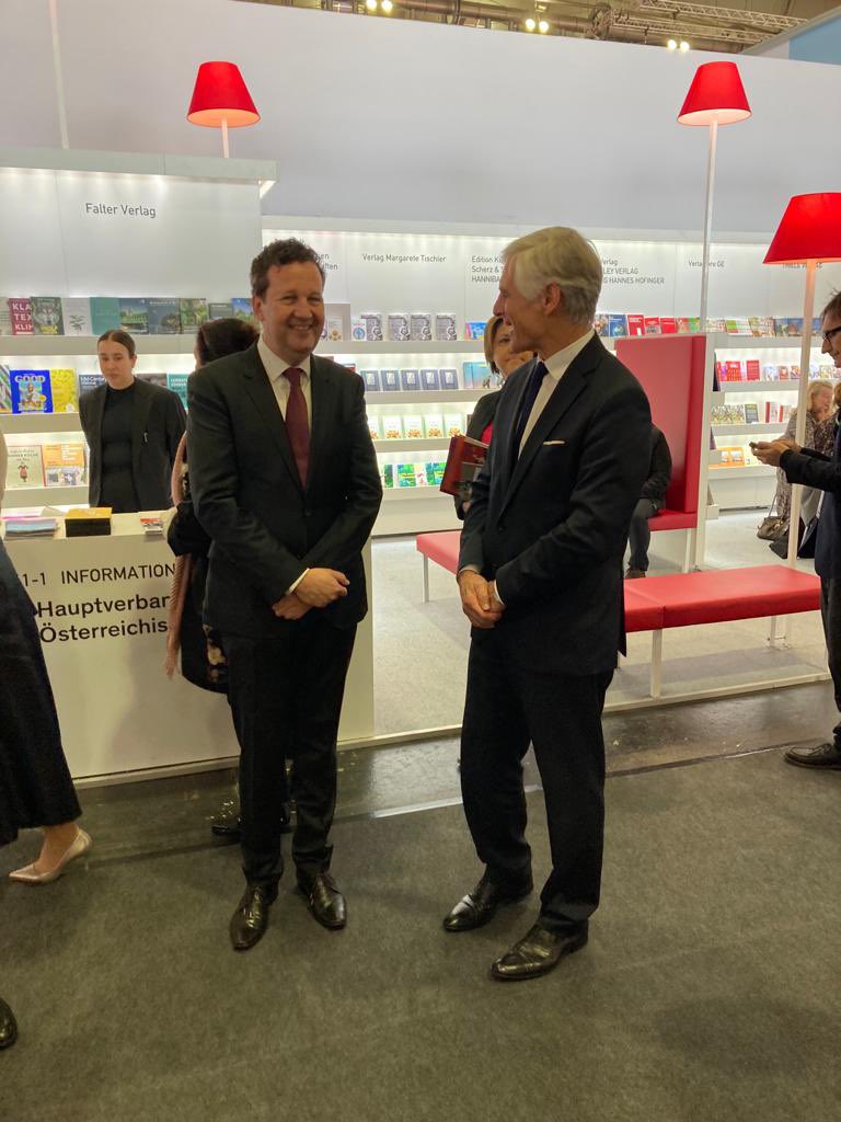 LinhartBMEIA's tweet photo. Österreichische Literatur ist traditionell stark auf der Frankfurter Buchmesse @Book_Fair vertreten, 75 Verleger aus Österreich nehmen heuer teil;
Eröffnung des Österreich-Standes mit Kultur-Staatssekretärin #AndreaMayer &amp; dem Steirischen Landeshauptmann #ChristopherDrexler https://t.co/c9aQIKVZu9