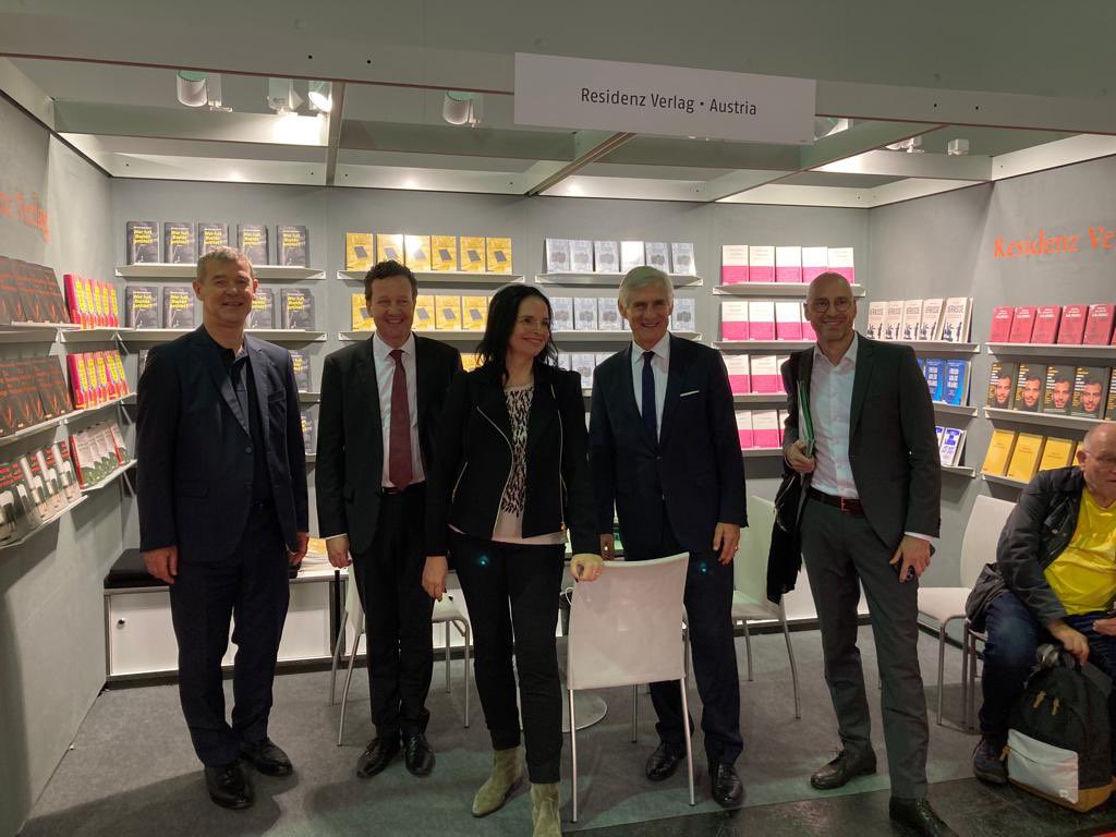 LinhartBMEIA's tweet photo. Österreichische Literatur ist traditionell stark auf der Frankfurter Buchmesse @Book_Fair vertreten, 75 Verleger aus Österreich nehmen heuer teil;
Eröffnung des Österreich-Standes mit Kultur-Staatssekretärin #AndreaMayer &amp; dem Steirischen Landeshauptmann #ChristopherDrexler https://t.co/c9aQIKVZu9