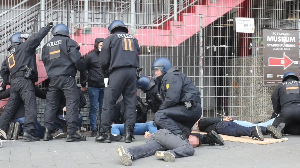 piratasdelsurok's tweet photo. Y antes de empezar con el partido, y para que no "pase":
No olvidarse de la desproporcionada reacción policial del ultimo viernes.
#DiffidatiConNoi https://t.co/bTFEHCOb3N